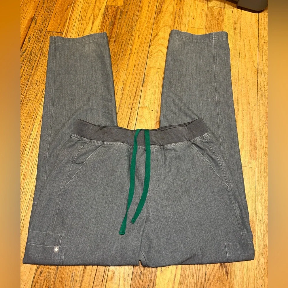 FIGS Men's Cargo Scrub Pants Graphite Size M
